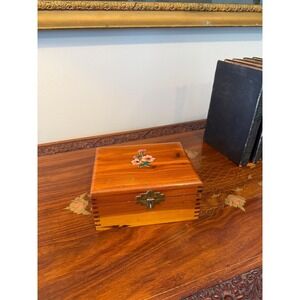 Vintage Cedar Keepsake Box‎ with Floral Transfer Lid